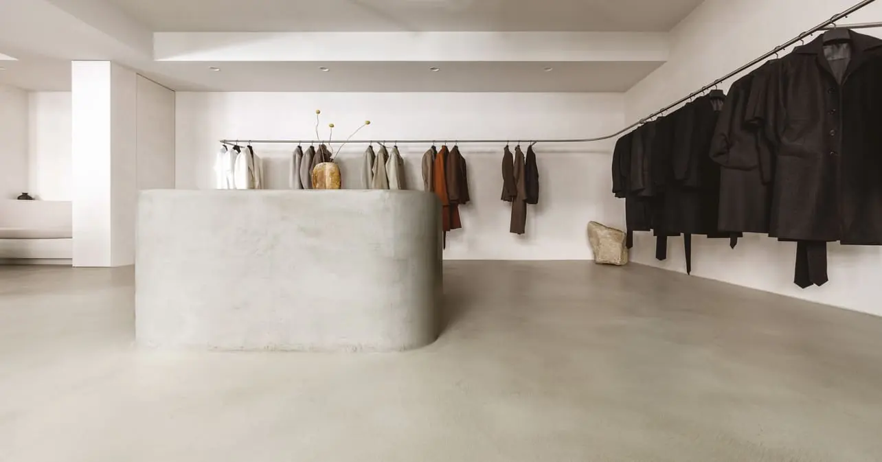Mur en béton ciré derrière une console en béton ciré, boutique