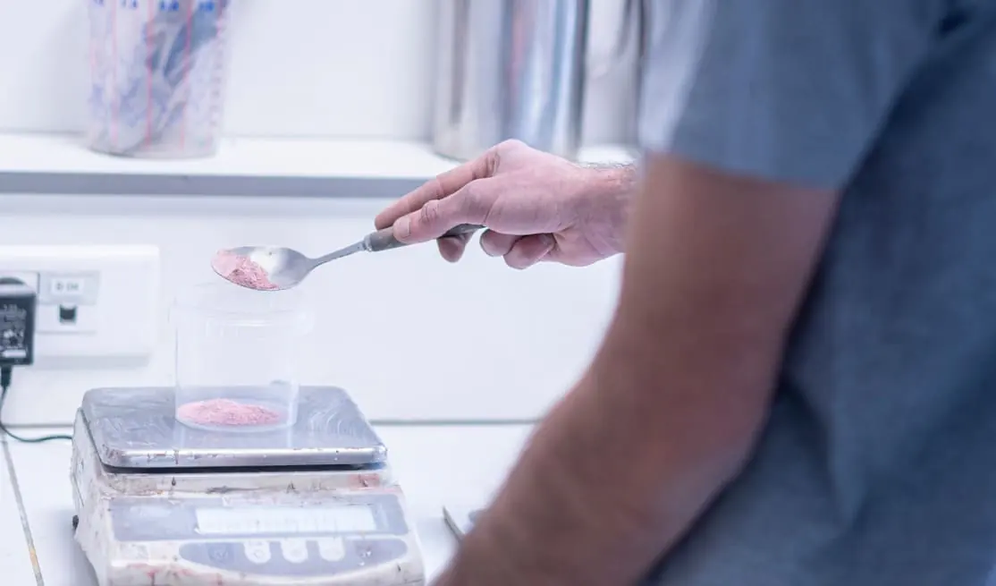 Pesée précise des pigments minéraux au laboratoire AdLucem