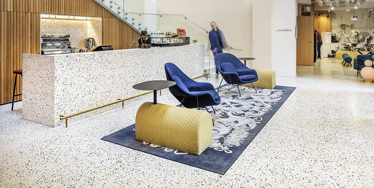 Sol terrazzo coulé en place poli dans un espace commercial — LucemStone AdLucem