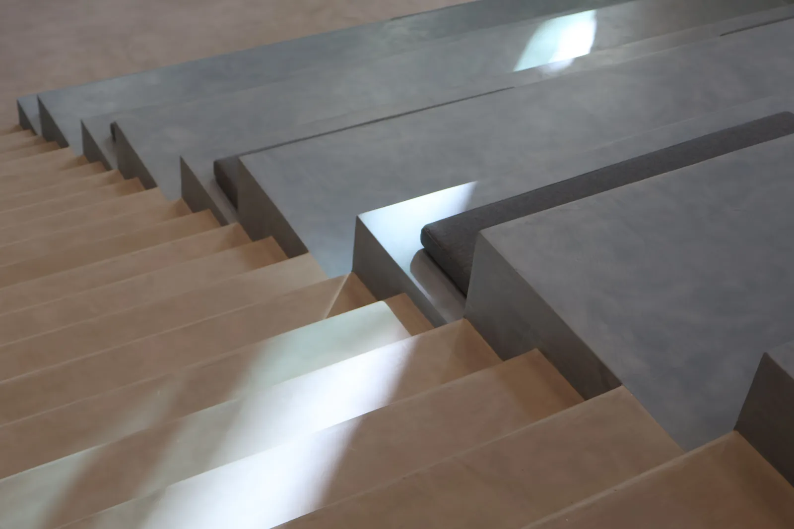 Marches d'escalier en béton ciré gris, vues en plongée