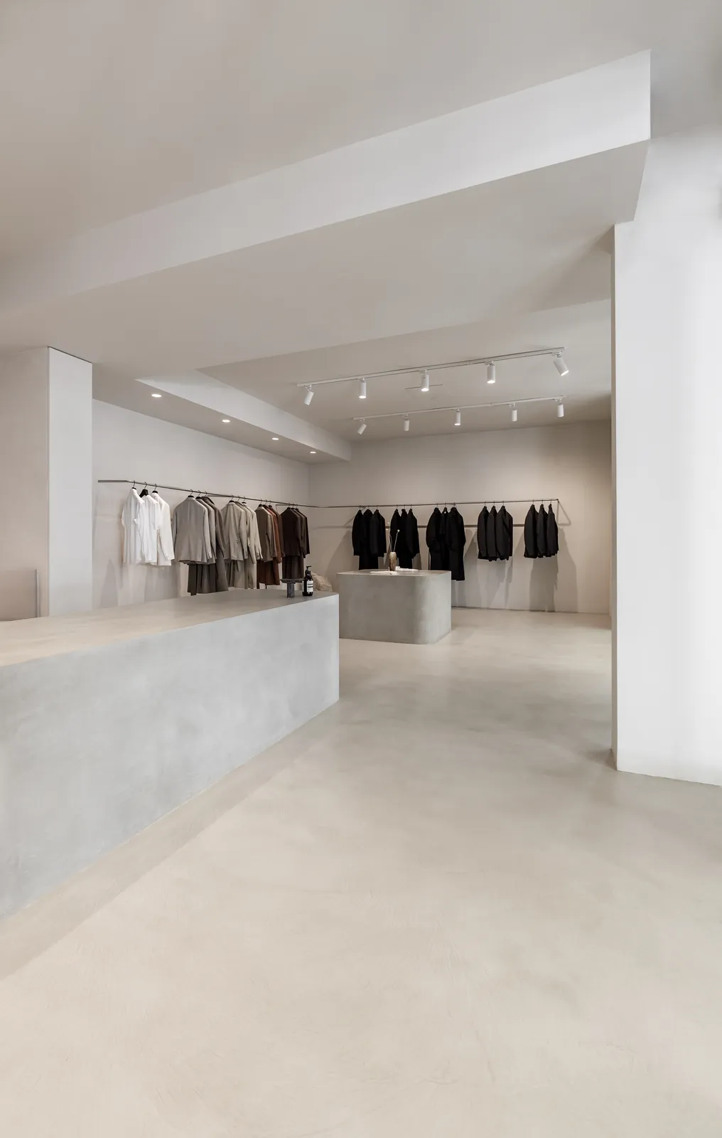 Boutique de prêt-à-porter au sol en béton ciré