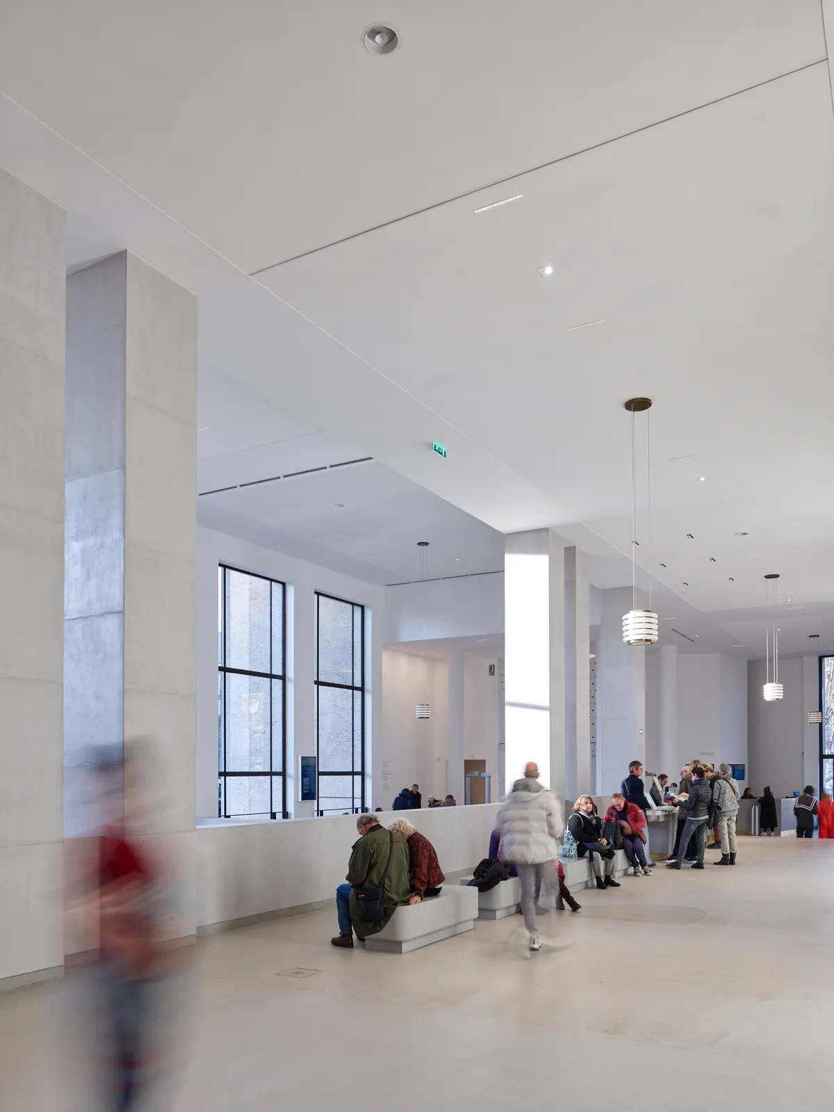 Hall recevant du public au sol en béton ciré