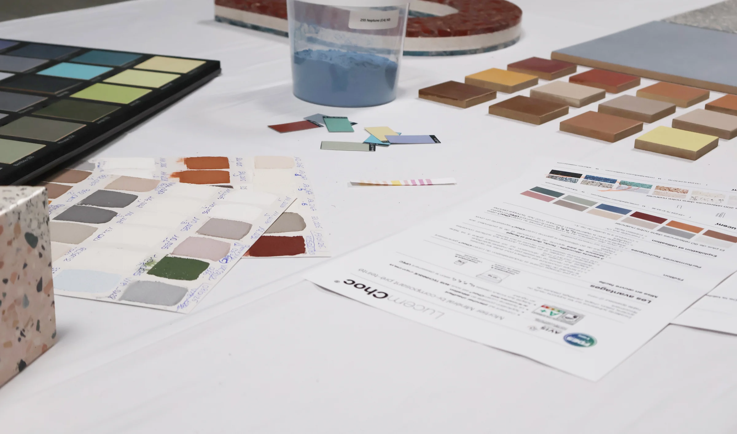 Table du laboratoire AdLucem : nuanciers, échantillons de teintes et fiche LucemChoc®