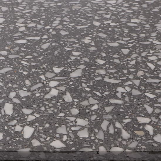 Terrazzo poli mat satiné — décor gris anthracite à granulats clairs