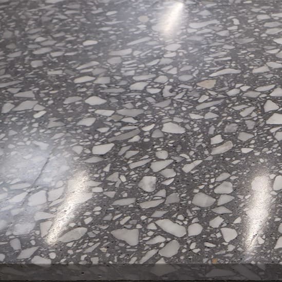 Terrazzo poli brillant — granulats de marbre blanc sur liant gris foncé