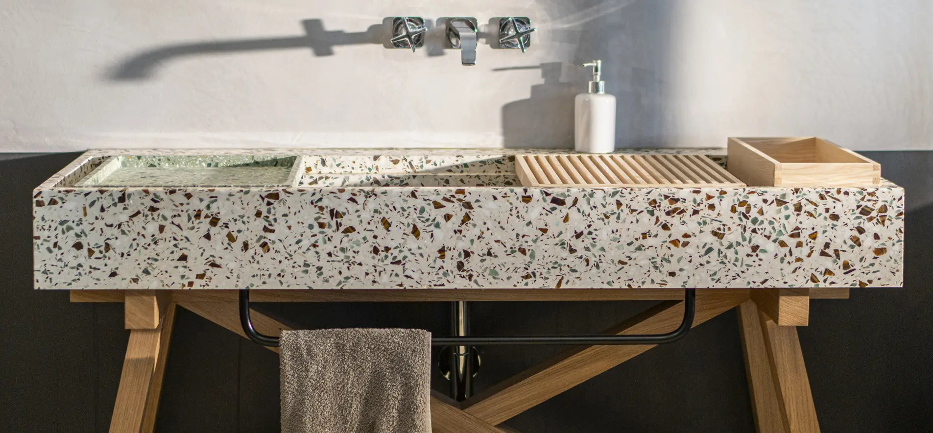 Mobilier terrazzo sur mesure — table signature AdLucem en granito