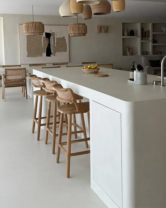 Cuisine avec grand îlot et sol en béton ciré LucemChoc Ivoire 131 – Casa Boavista, Portugal