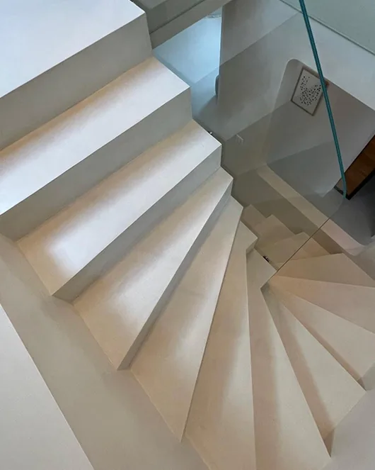 Escalier en béton ciré LucemChoc Ivoire 131, marches et contremarches d'une même teinte – villa Charmilles, Bourgogne