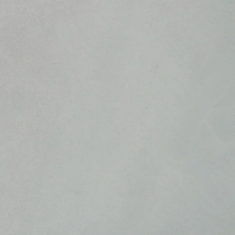 Finition tendue : gros plan d'un échantillon de béton ciré LucemChoc, surface lisse et régulière