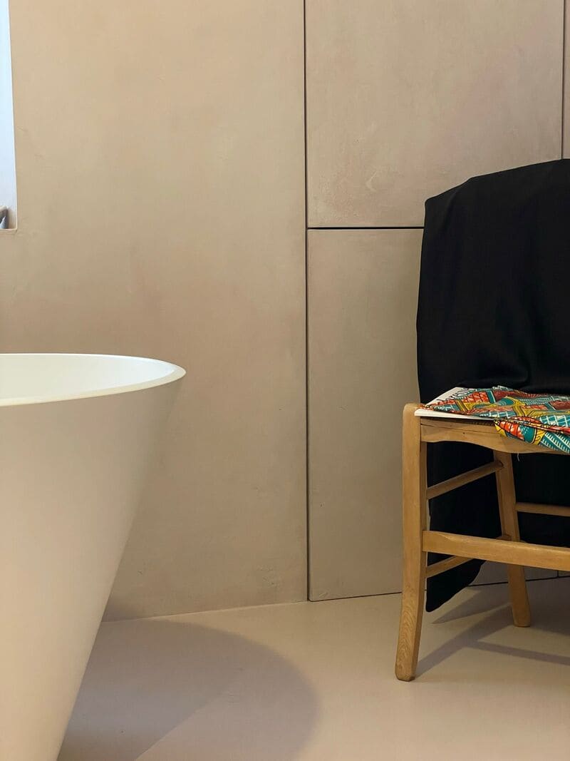 Baignoire îlot et mur en béton ciré