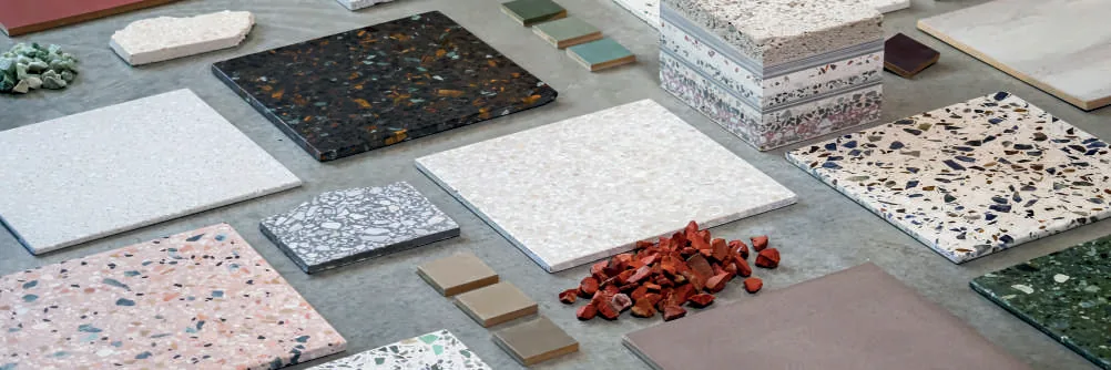 Échantillons de terrazzo et de béton ciré AdLucem, avec des granulats de marbre et de pierre
