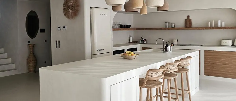 Cuisine de la Casa Boavista au Portugal, sol en béton ciré LucemChoc Ivoire 131