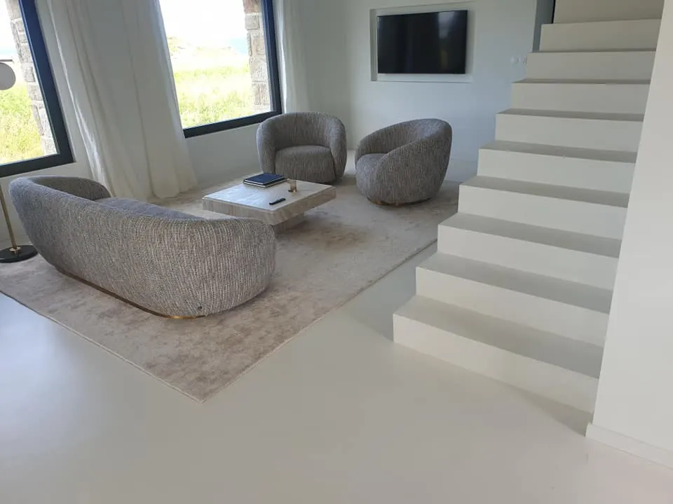 Pièce de vie en béton ciré Craie 111