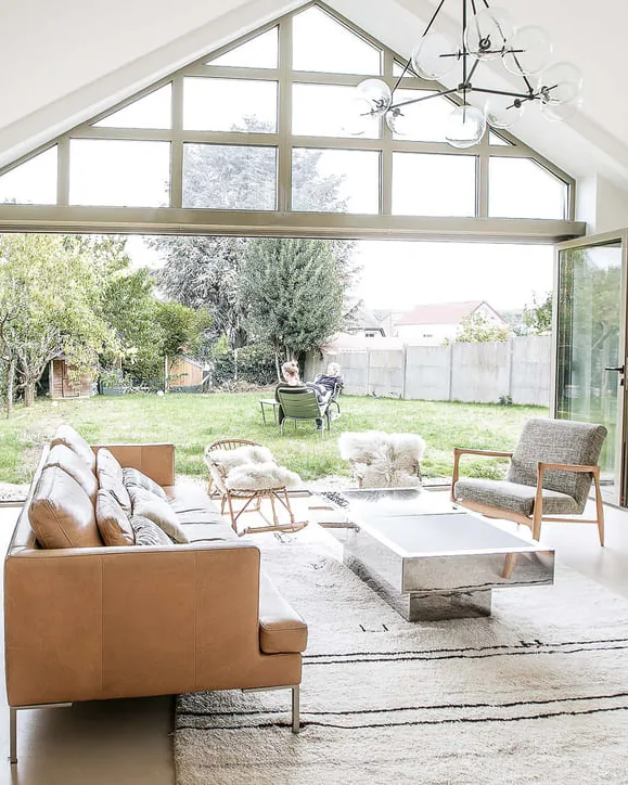 Séjour ouvert sur le jardin, sol en béton ciré LucemChoc Platine 122 – Maison Chaville